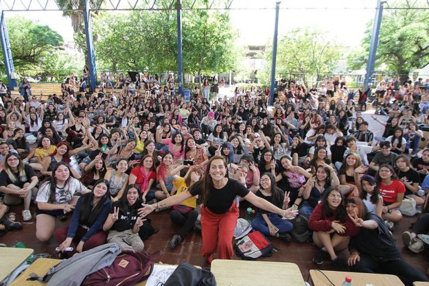 Natalia Valdebenito junto a las alumnas del Liceo 7.