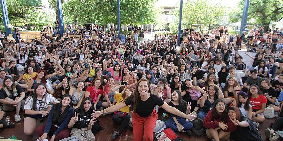 Natalia Valdebenito junto a las alumnas del Liceo 7.